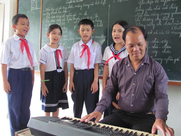 Thầy Dũng làm... biên đạo múa
