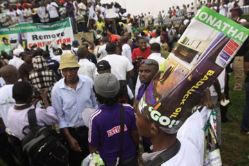 Nigeria gần như tê liệt do biểu tình lan rộng