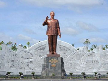Uy nghi Tượng đài Bác với các dân tộc Tây Nguyên