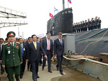 Chùm ảnh Thủ tướng thăm tàu ngầm Hà Nội