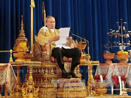 Nhà vua Thái Lan kêu gọi nghĩ đến lợi ích của đất nước