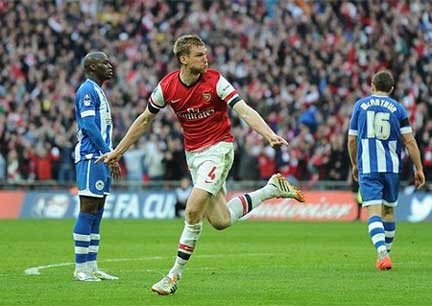 Arsenal vào chung kết Cup FA,  Barca gục ngã trước Granada