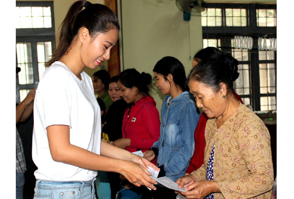 Tiếp tục trao quà cho đồng bào vùng thiệt hại do bão lụt