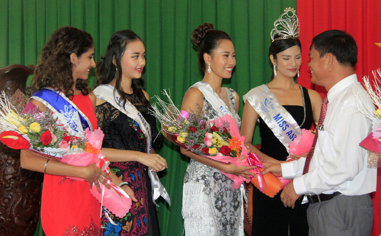 Đại sứ các nước và tân Hoa hậu Hữu nghị ASEAN 2017 chào xã giao và cảm ơn lãnh đạo tỉnh