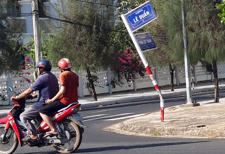 Cột bảng tên đường xiêu vẹo