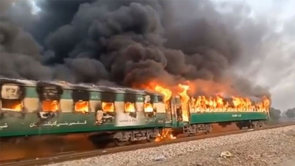 Cháy tàu hỏa ở Pakistan, khiến ít nhất 70 người thiệt mạng