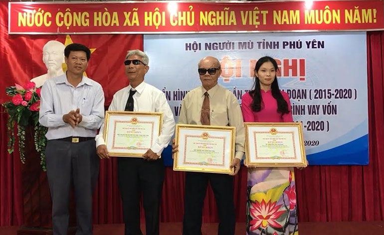 Để người mù tự tin vươn lên trong cuộc sống 