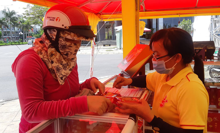 Bánh trung thu đa dạng mẫu mã, sức mua chậm