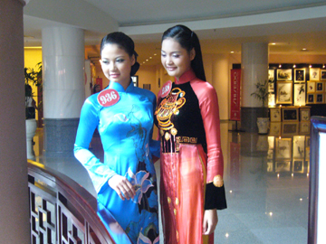 060820- Hai ND giong nhau.JPG