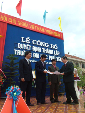 070211- trao quyet dinh.jpg