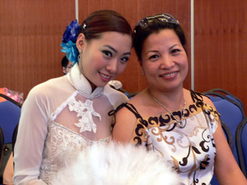 070901- Le Thi Hong Nhung va me.JPG