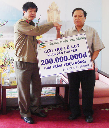 071123-viettel-trao-tien1.jpg