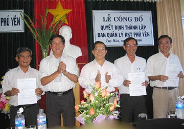 trao-quyet-dinh-081008.jpg