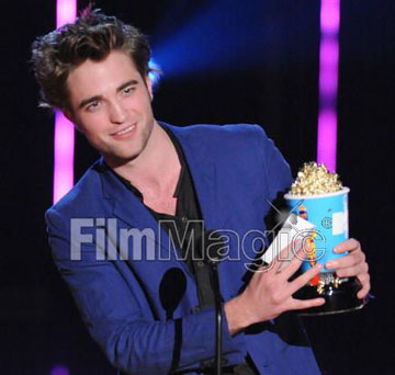 Robert-Pattinson-090601.jpg