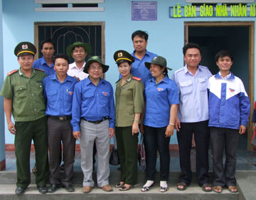 thanh-nien111102.jpg