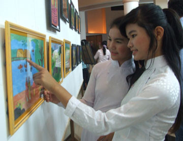 xem-tranh111208.jpg