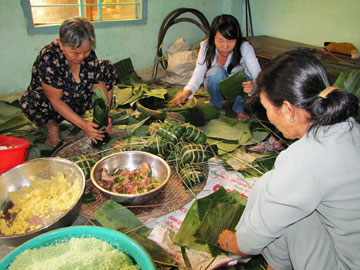 Banh-chung-di-trao1-120120.jpg