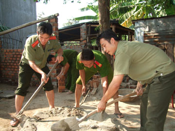 Cong-an-Phu-Yen120801.jpg