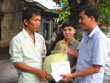 Trao-cho-Phuc121220.jpg