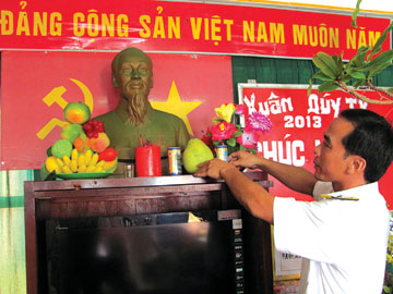 trang-bi-mam-co-tren-ban-th.jpg