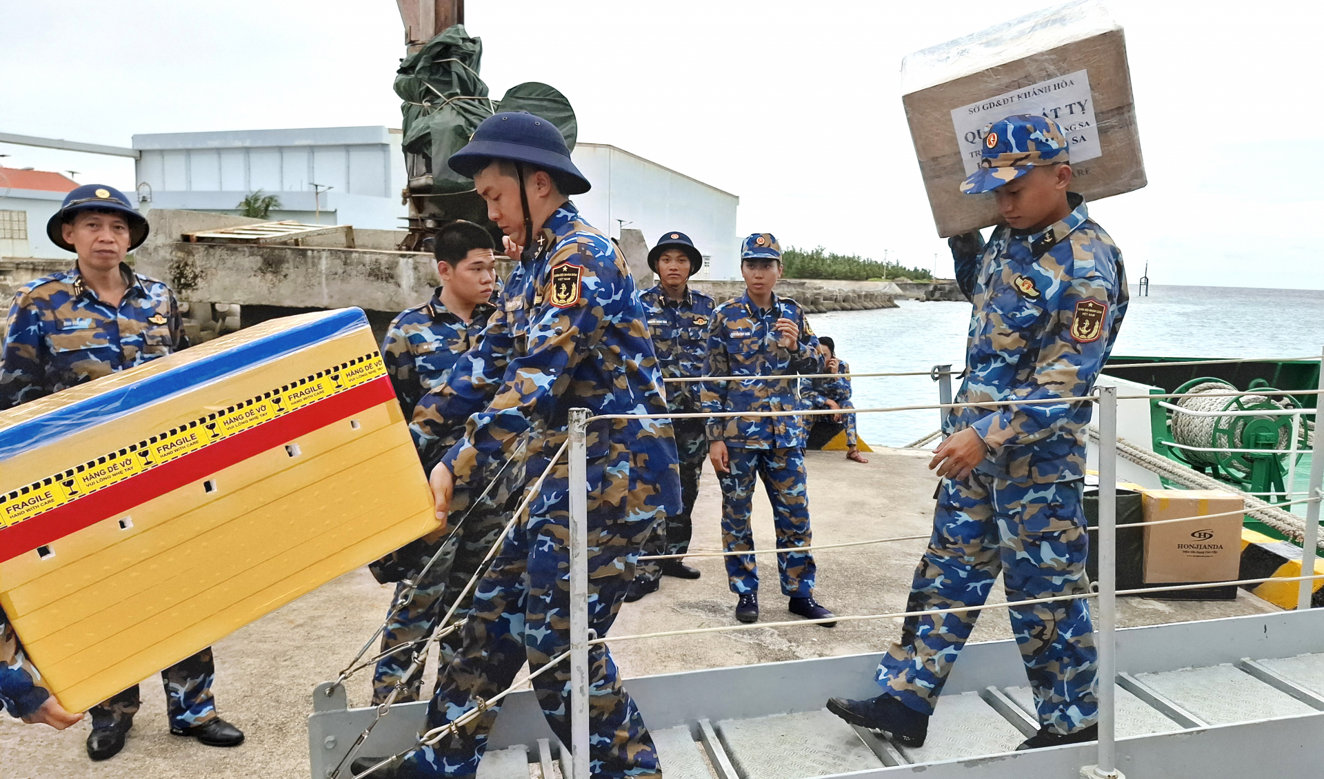 Hơi ấm mùa xuân trên đảo xa