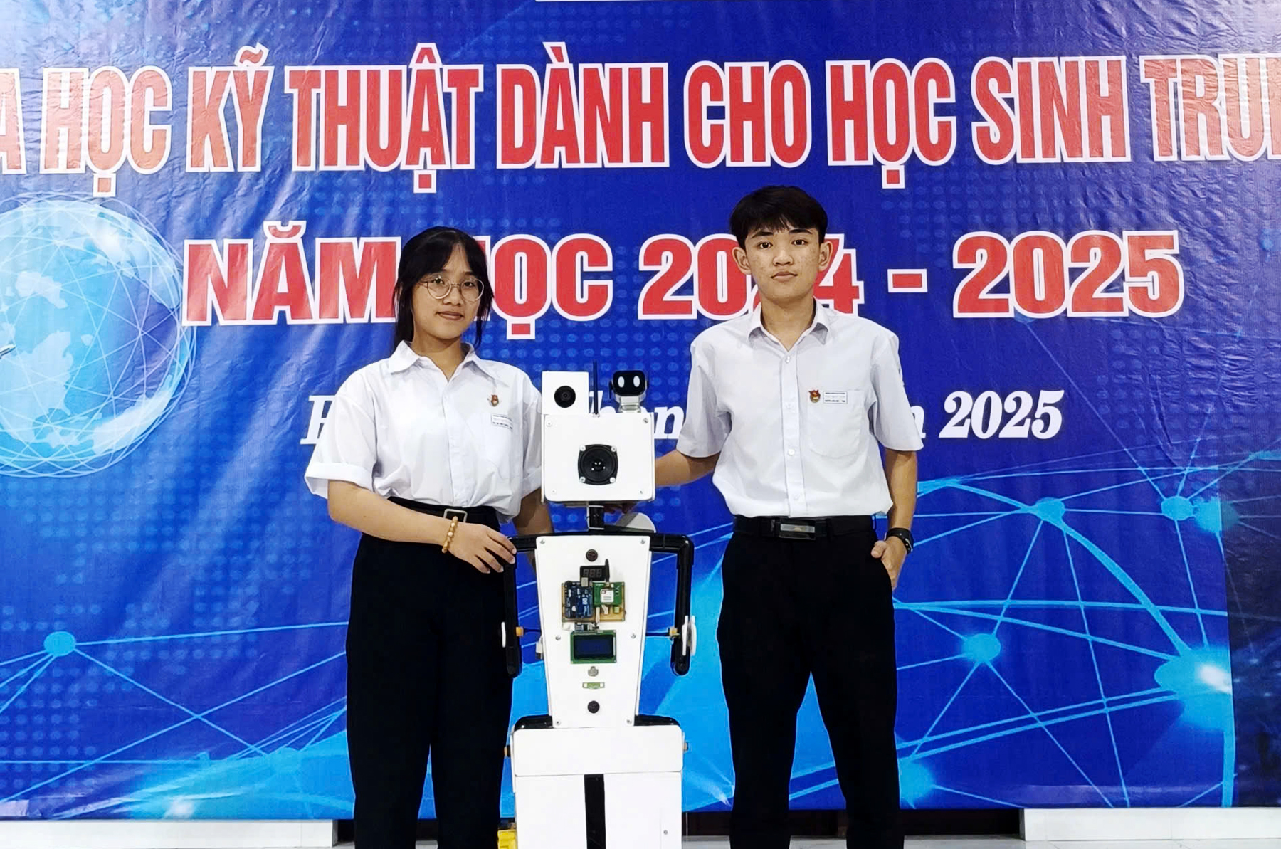 Học sinh trường huyện vào đấu trường khoa học kỹ thuật cấp quốc gia