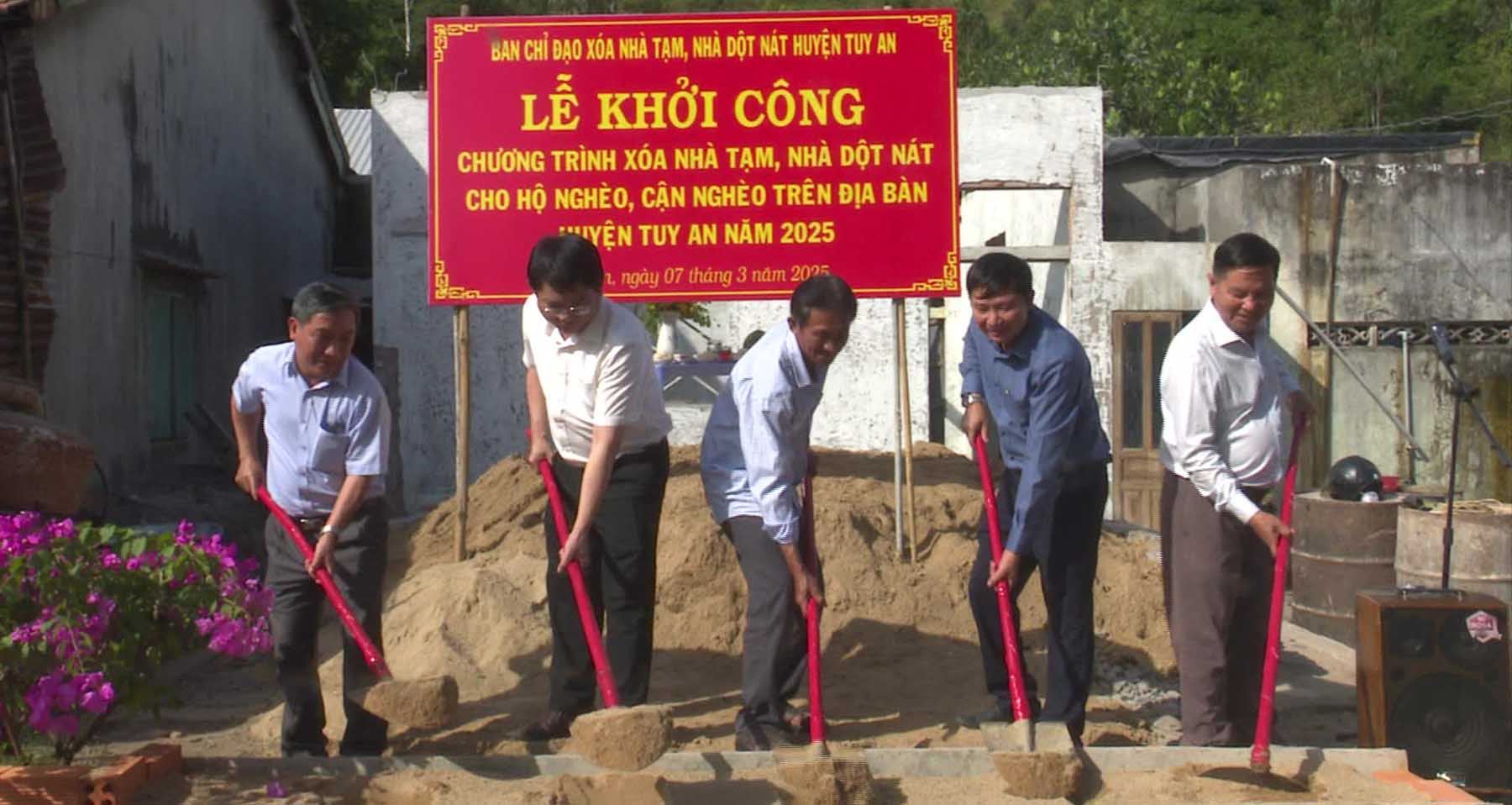 TUY AN: Khởi công đồng loạt thực hiện Đề án xóa nhà ở tạm bợ, dột nát