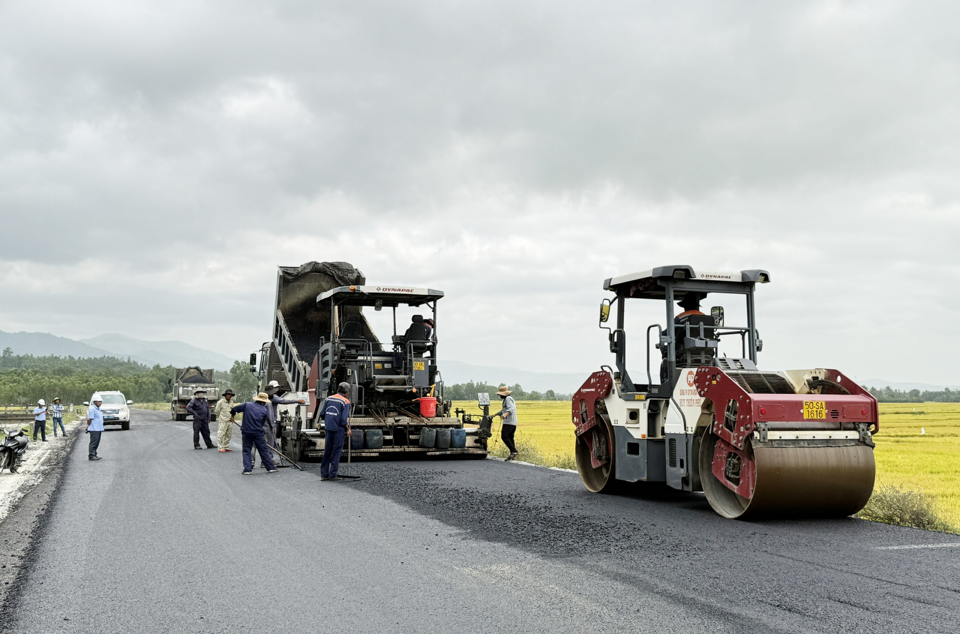 Tăng tốc thi công Tuyến đường tránh lũ cứu hộ, cứu nạn
