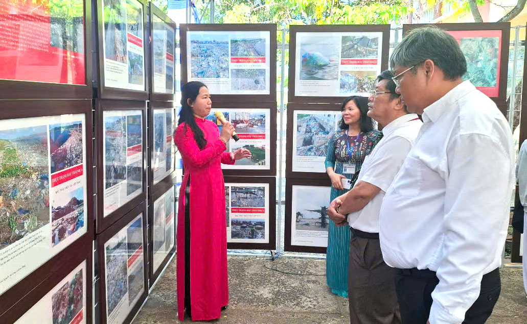 Ngăn ngừa rác thải nhựa qua triển lãm ảnh