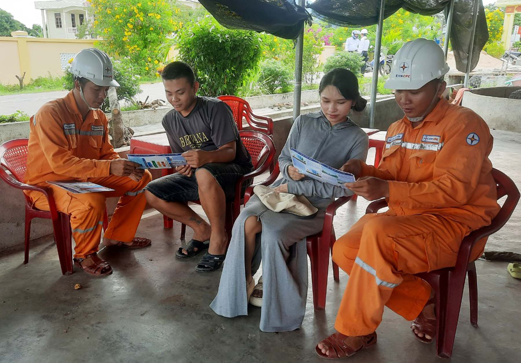 Tiết kiệm điện - giải pháp để thích ứng nắng nóng và giá điện tăng