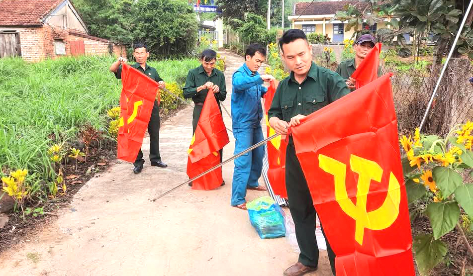 Hội CCB xã An Thọ (huyện Tuy An) ra quân thực hiện mô hình “Tuyến đường cờ Đảng, cờ Tổ quốc”. Ảnh: CTV

