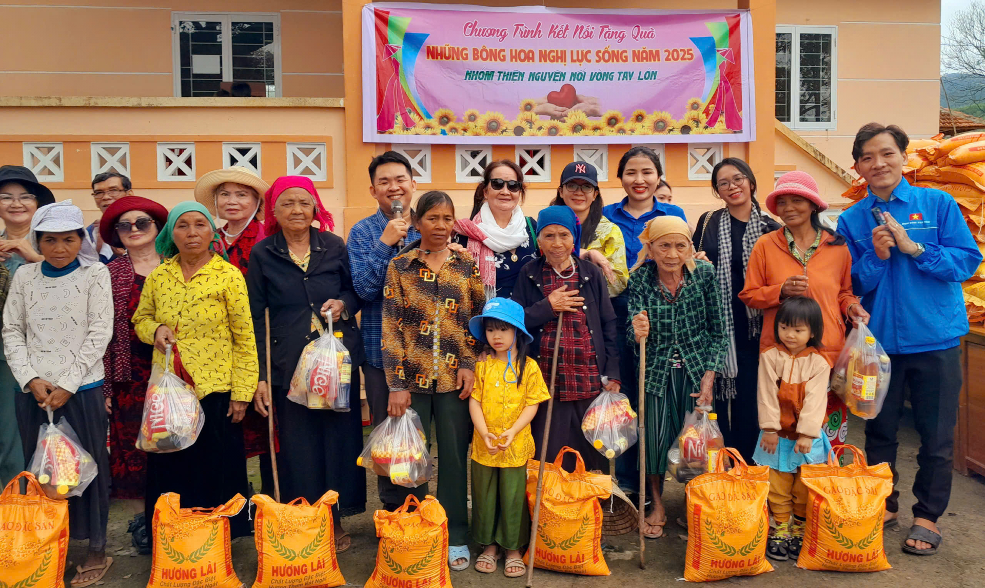 Hội Thiện nguyện Đom đóm Phú Yên và Nhóm thiện nguyện Nối vòng tay lớn trao quà cho bà con đồng bào DTTS khó khăn ở buôn Đức Mùi, xã Ea Trol (huyện Sông Hinh). Ảnh: KIM LIÊN