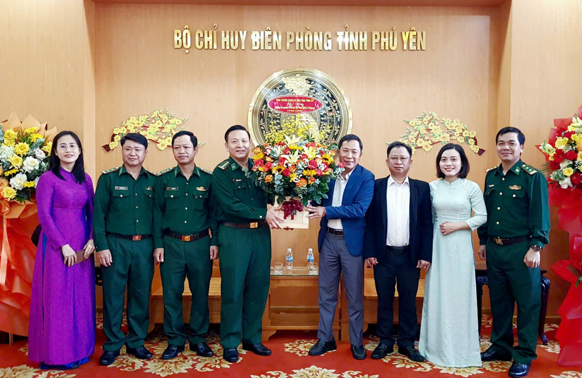 Các đồng chí Trần Thanh Hưng, Nguyễn Thanh Tuấn - Phó Trưởng ban Tuyên giáo và Dân vận Tỉnh uỷ cùng đoàn công tác tặng hoa chúc mừng BCH Bộ đội Biên phòng tỉnh nhân ngày truyền thống. Ảnh: NGỌC DUNG