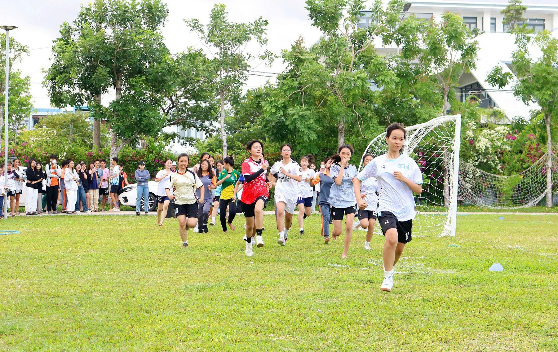 Các trường học thường xuyên tổ chức các giải thể thao, tạo sân chơi cho học sinh rèn luyện sức khỏe, học tập tốt. Trong ảnh, học sinh Trường phổ thông Duy Tân thi chạy cự ly 1.500m tại Giải thể thao học đường cấp trường. Ảnh: HIẾU TRUNG