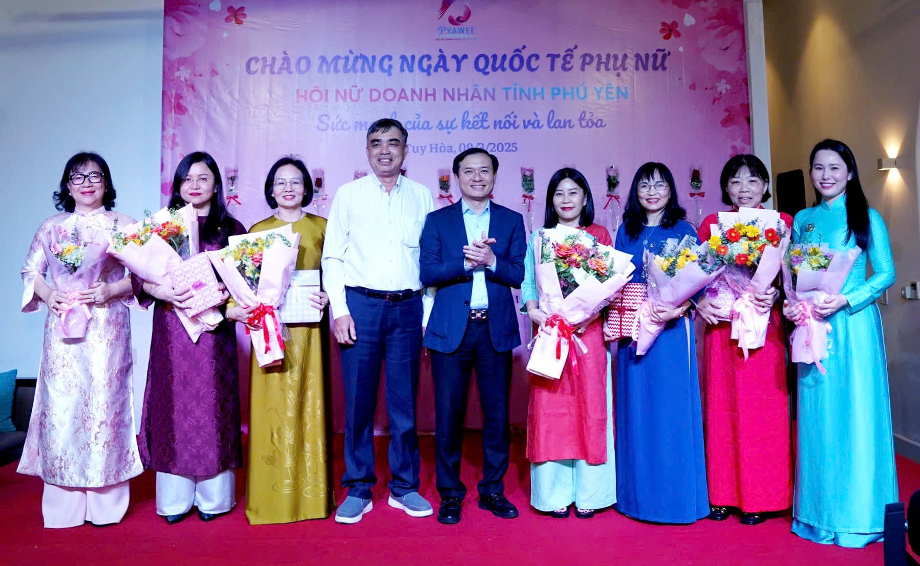 Bí thư Thành ủy Tuy Hòa Bùi Thanh Toàn (thứ năm từ trái sang) và Phó Chủ tịch Hội Nghề cá Phú Yên Lê Hữu Tình tặng hoa chúc mừng nữ lãnh đạo các đơn vị nhân Ngày Quốc tế phụ nữ 8/3.