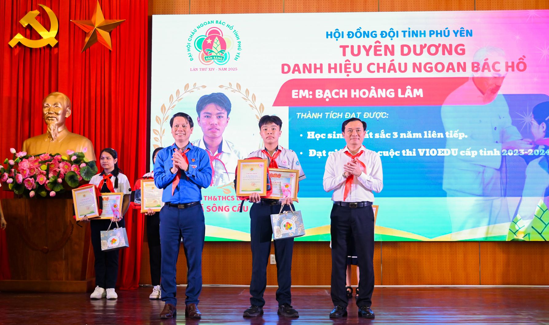 Bí thư Thành ủy Bùi Thanh Toàn và Bí thư Tỉnh đoàn Lương Minh Tùng trao biểu trưng, chứng nhận danh hiệu Cháu ngoan Bác Hồ cấp tỉnh cho thiếu nhi. Ảnh: THẢO QUYÊN