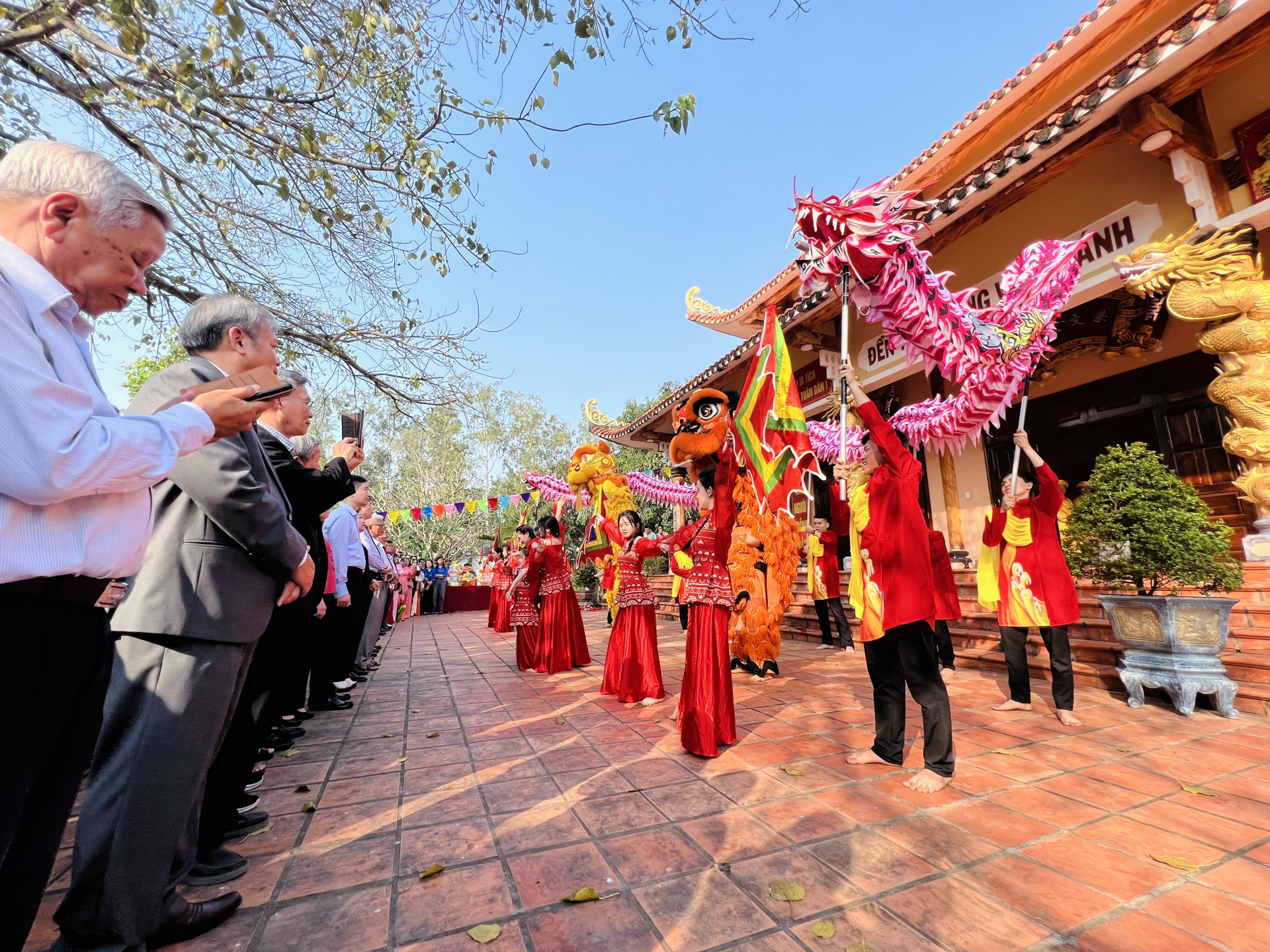 Dâng hương tưởng niệm danh nhân Lương Văn Chánh