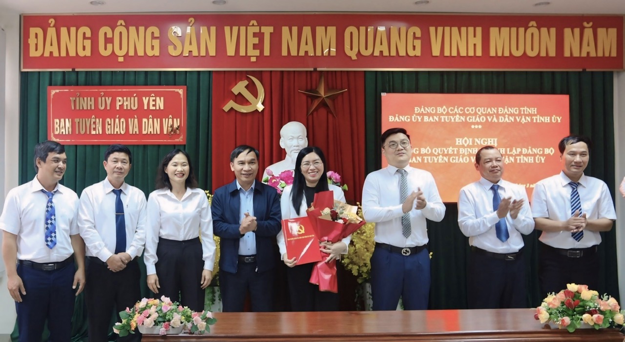 Đồng chí Nguyễn Quốc Hoàn, Ủy viên Ban Thường vụ, Trưởng ban Tổ chức Tỉnh ủy, Phó Bí thư thường trực Đảng ủy các cơ quan Đảng tỉnh trao quyết định thành lập Đảng bộ và chỉ định nhân sự Đảng ủy Ban Tuyên giáo và Dân vận Tỉnh ủy nhiệm kỳ 2020-2025. Ảnh: HÀ MY