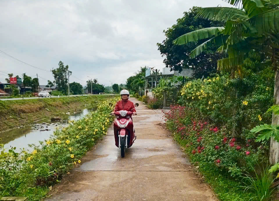 Đường liên thôn ở xã Hòa Định Tây (huyện Phú Hòa) được đầu tư xây dựng khang trang, đảm bảo các tiêu chí sáng, xanh, sạch, đẹp. Ảnh: NGỌC HÂN