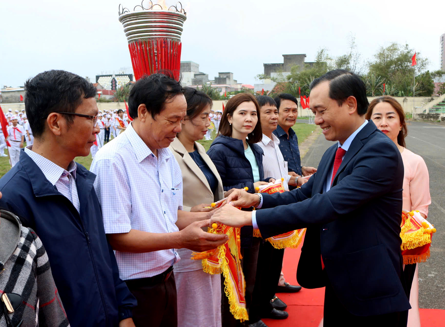 Đồng chí Bùi Thanh Toàn, Ủy viên Ban Thường vụ Tỉnh ủy, Bí thư Thành ủy Tuy Hòa trao cờ lưu niệm cho các đơn vị tại buổi khai mạc. Ảnh: T.HUY