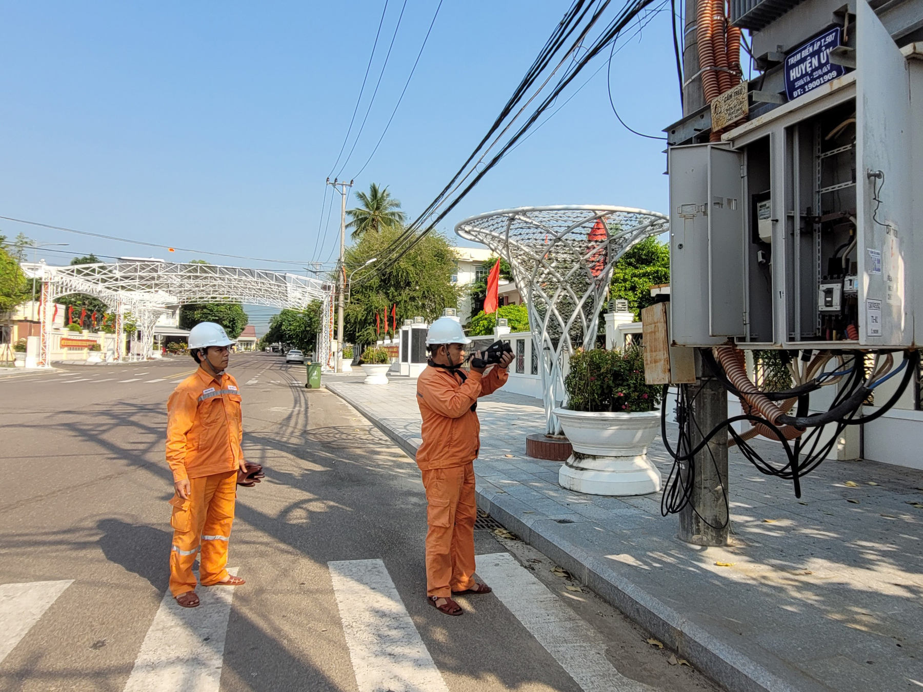 Công nhân sử dụng thiết bị đo nhiệt tại các trạm biến áp để phát hiện sớm các vấn đề. Ảnh: THỦY TIÊN