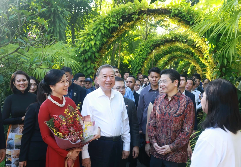 Singaporean orchid hybrid named in honour of Vietnamese Party chief, his spouse