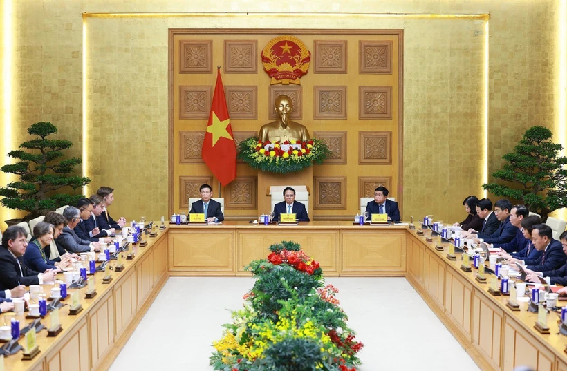 PM Pham Minh Chinh (centre) chairs the dialogue. Photo: VNA