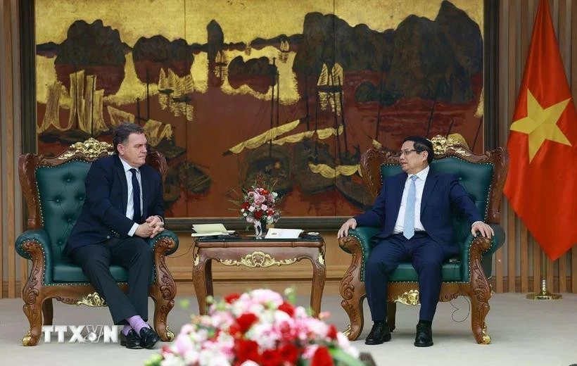 Prime Minister Pham Minh Chinh receives French Transport Minister Philippe Tabarot. Photo: VNA