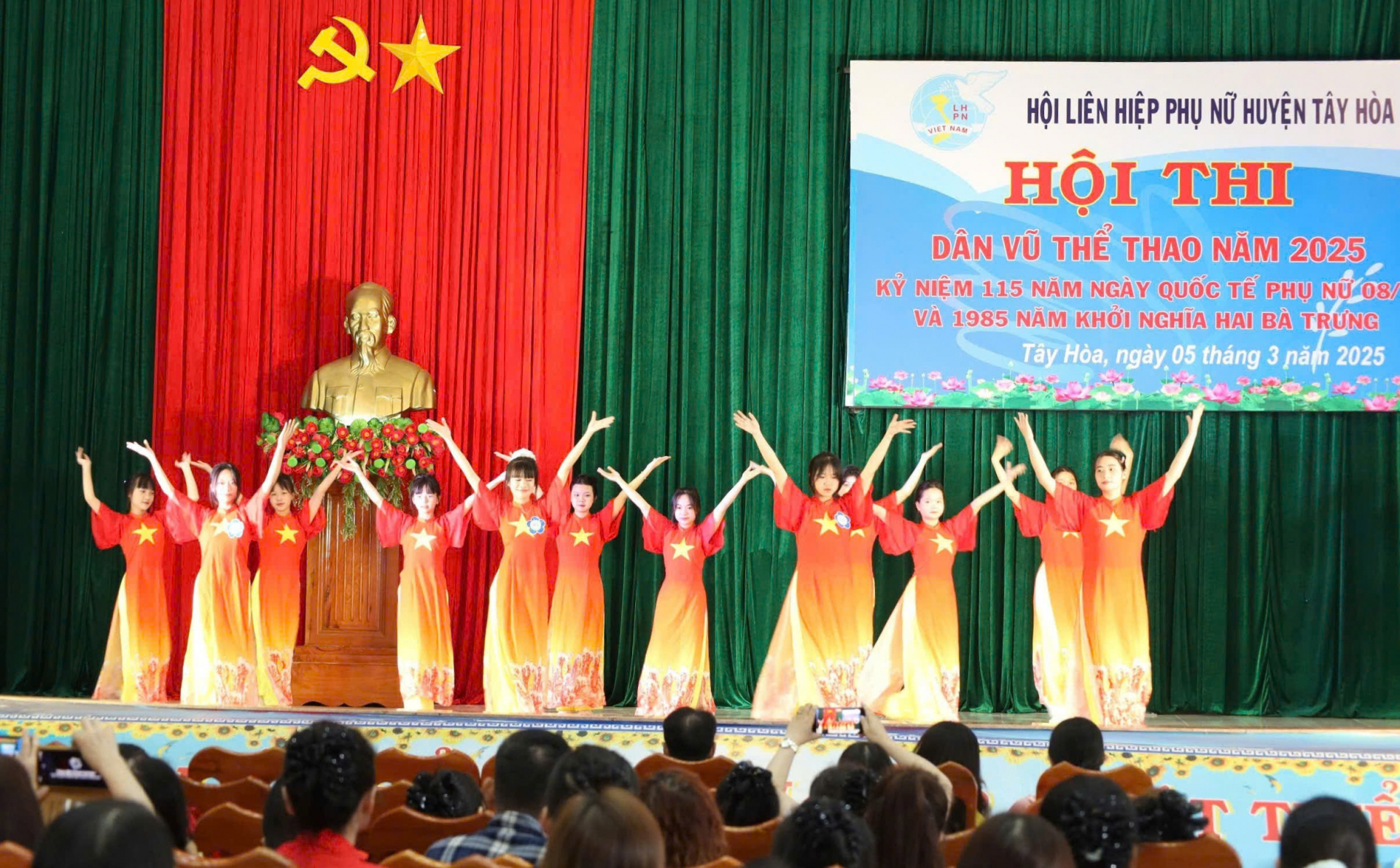 Các thí sinh tham gia hội thi Dân vũ thể thao do Hội LHPN huyện Tây Hòa tổ chức trong “Tuần lễ áo dài”. Ảnh: CẨM HÀ