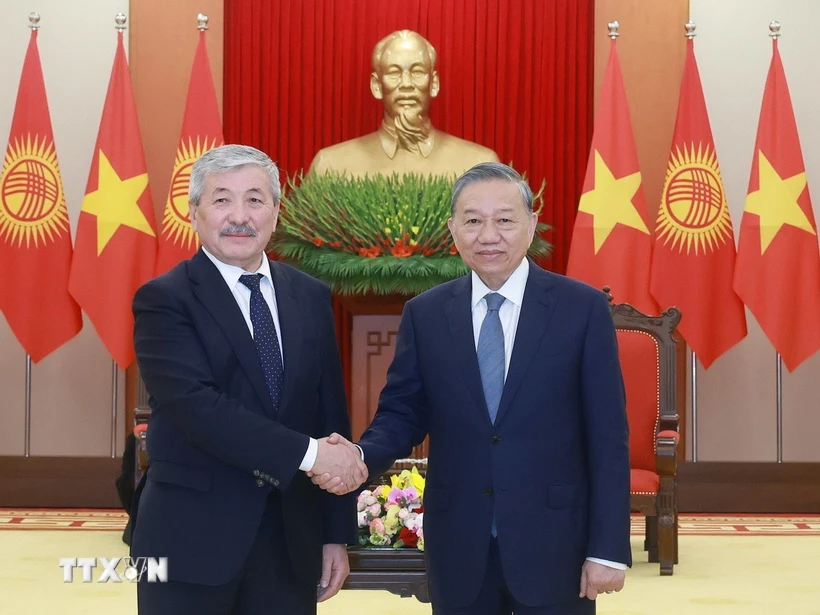 Party General Secretary To Lam (R) welcomes Kyrgyz Prime Minister Adylbek Kasymaliev in Hanoi on March 6. Photo: VNA