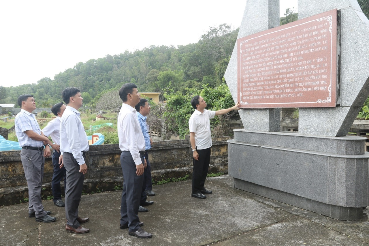 Bí thư Thành ủy Tuy Hòa Bùi Thanh Toàn cùng đoàn công tác khảo sát hiện trạng của Di tích lịch sử Địa điểm quản thúc và giải thoát Luật sư Nguyễn Hữu Thọ. Ảnh: HÀ MY