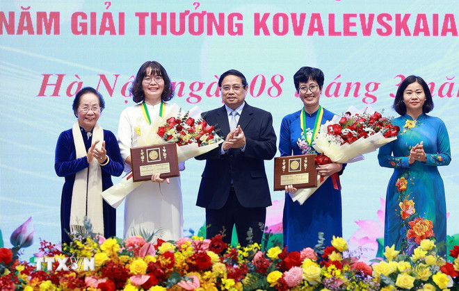 Thủ tướng Phạm Minh Chính trao Giải thưởng Kovalevskaia năm 2024. Ảnh: TTXVN