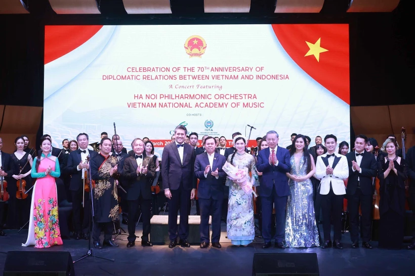 Party chief meets Vietnamese community in Indonesia