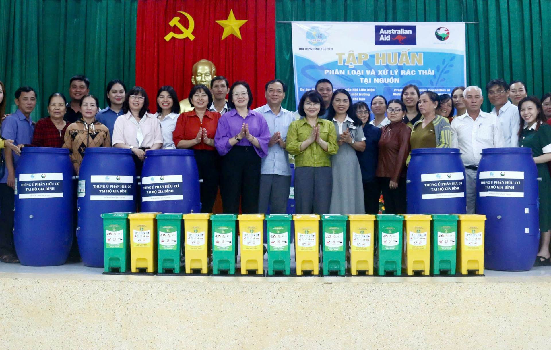 Đại diện của Tổ chức Union Aid Abroad-APHEDA, Hội LHPN tỉnh, lãnh đạo phường Hòa Hiệp Trung trao các thùng đựng rác phân loại, thùng ủ rác hữu cơ cho người dân địa phương.  Ảnh: NGỌC QUỲNH